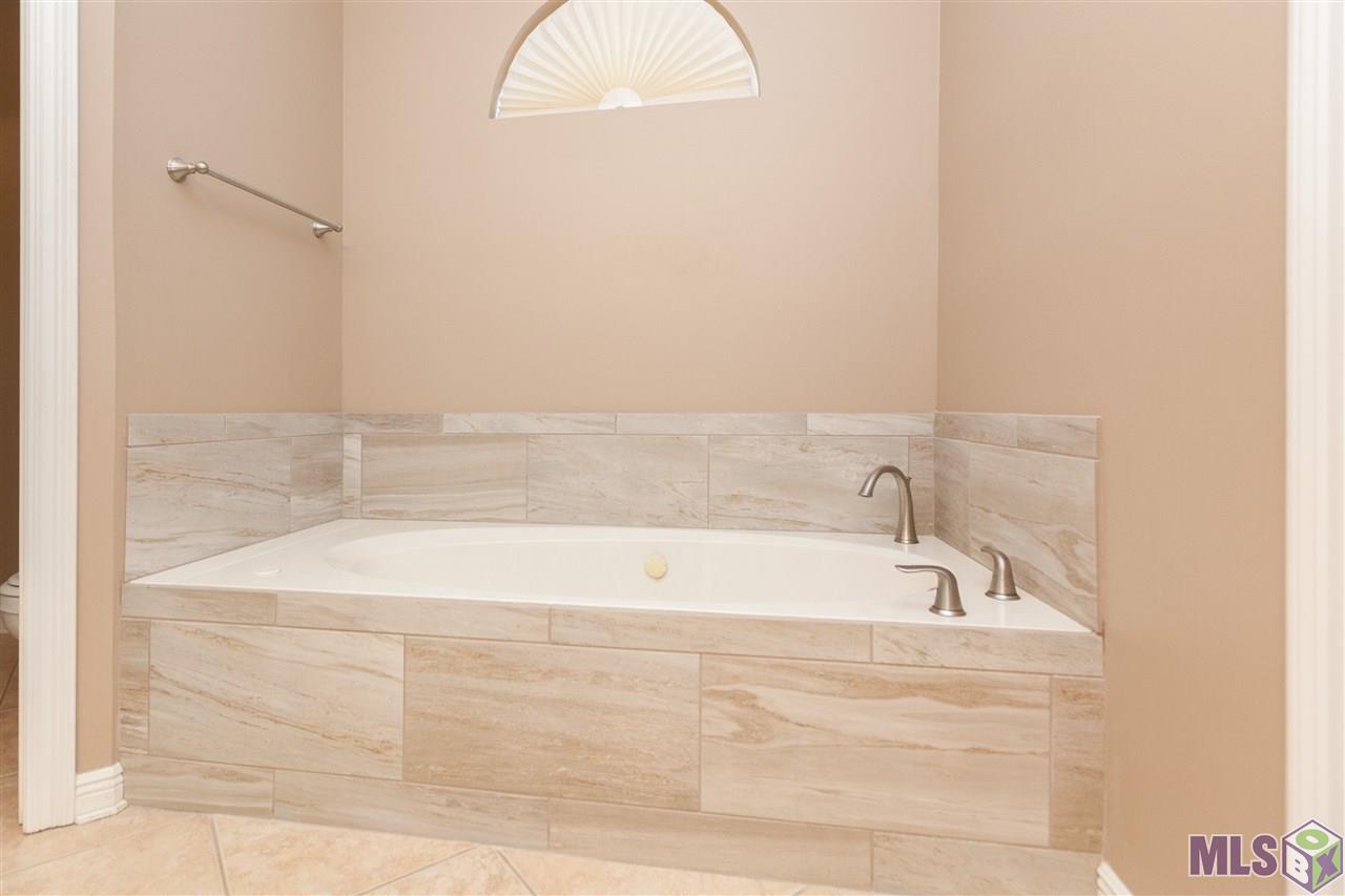 11025 Paddock Avenue Baton Rouge, LA 70816 - Photo 16 of 32 Master bath