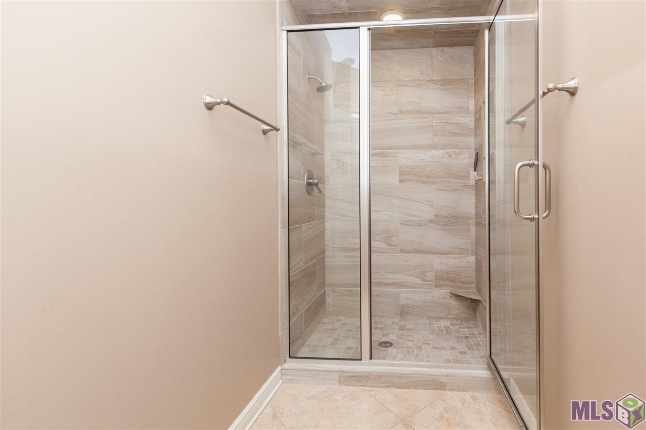 11025 Paddock Avenue Baton Rouge, LA 70816 - Photo 17 of 32 Master Bath