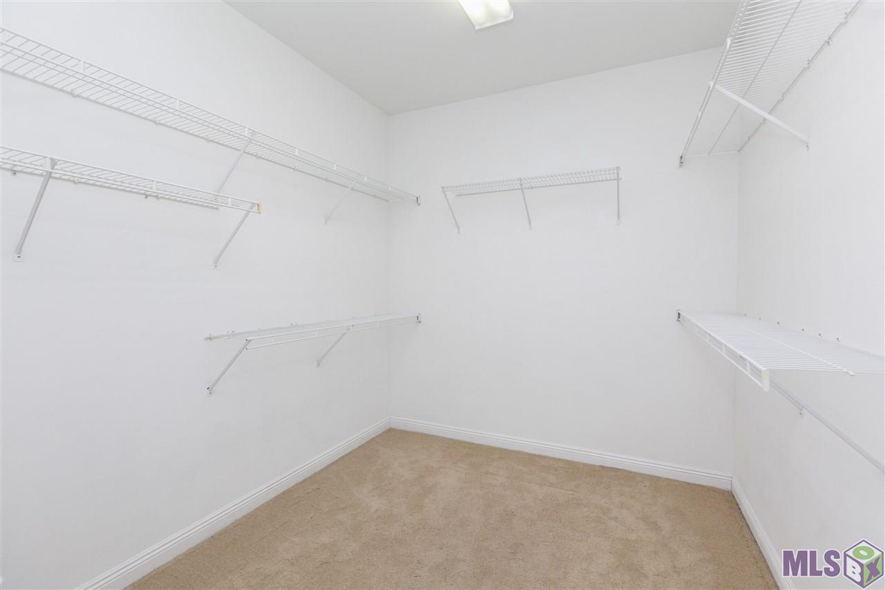 11025 Paddock Avenue Baton Rouge, LA 70816 - Photo 18 of 32 Super-sized walk in Master closet