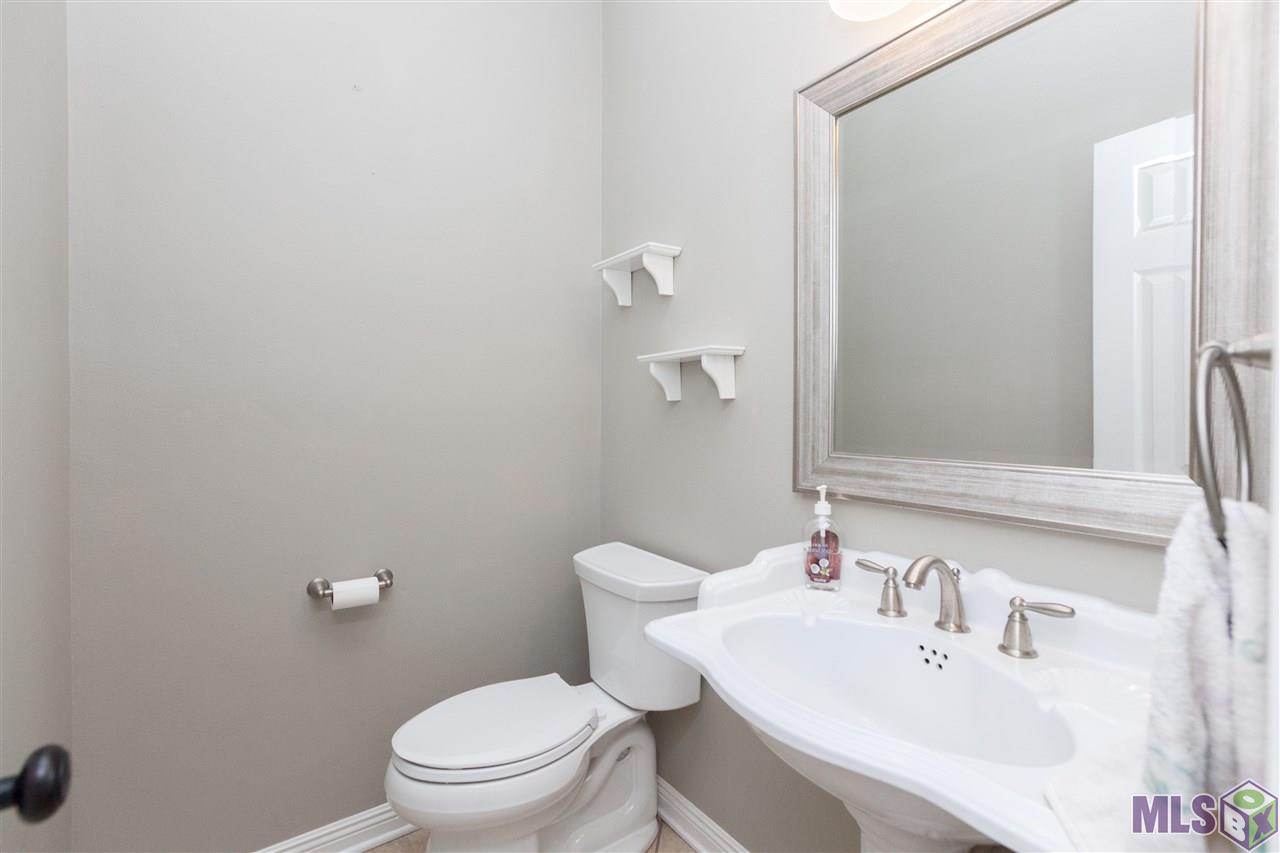 11025 Paddock Avenue Baton Rouge, LA 70816 - Photo 19 of 32 Downstairs Half bath