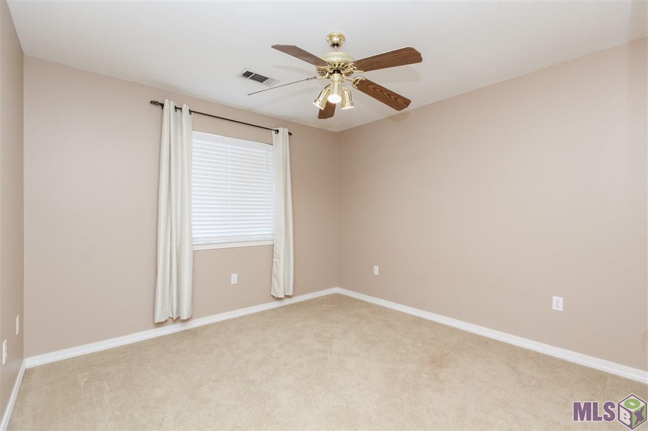 11025 Paddock Avenue Baton Rouge, LA 70816 - Photo 20 of 32 Upstairs bedroom