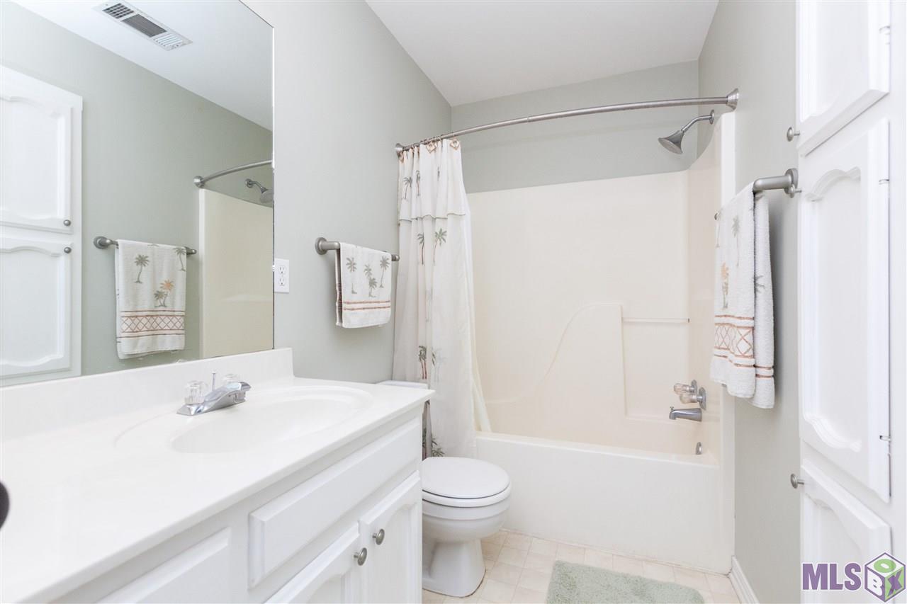 11025 Paddock Avenue Baton Rouge, LA 70816 - Photo 25 of 32 Upstairs Full Bathroom
