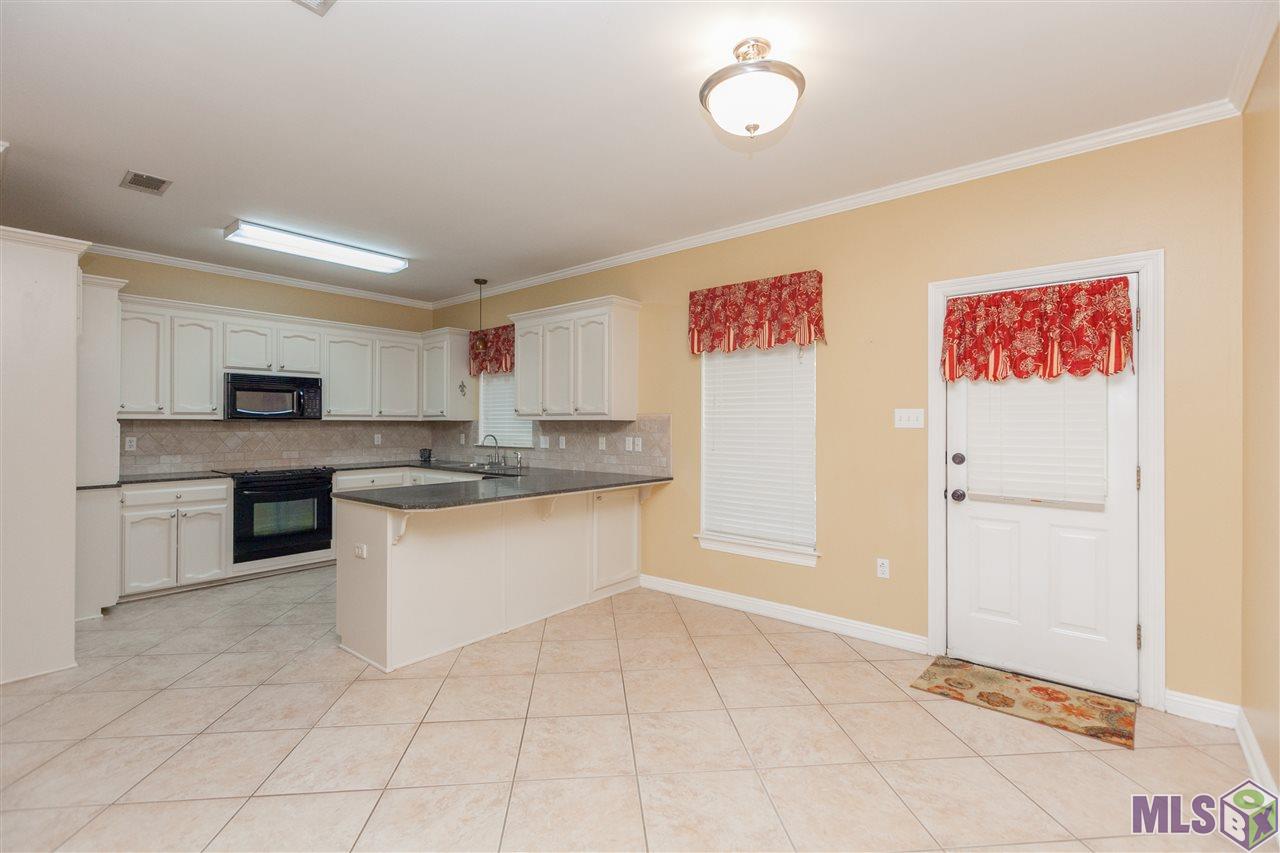 11025 Paddock Avenue Baton Rouge, LA 70816 - Photo 4 of 32 Kitchen with breakfast bar