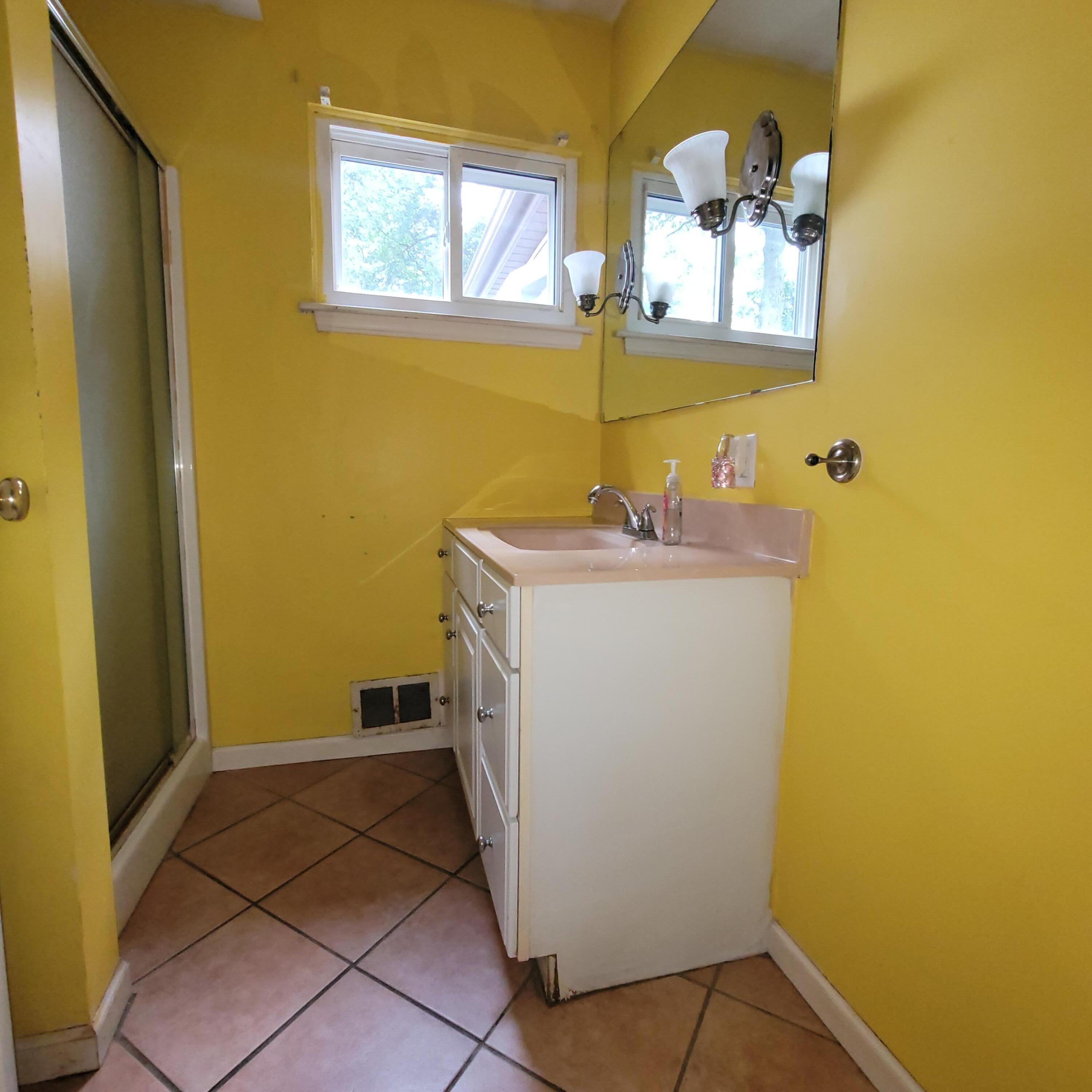 574 Christopher Road Jackson, MI 49203 - Photo 11 of 23 2 full bathroom