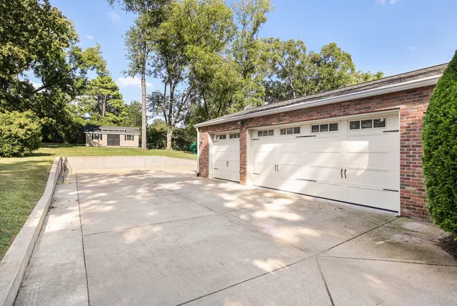 $1,250,000 | 610 Farrell Parkway, Nashville, TN 37220