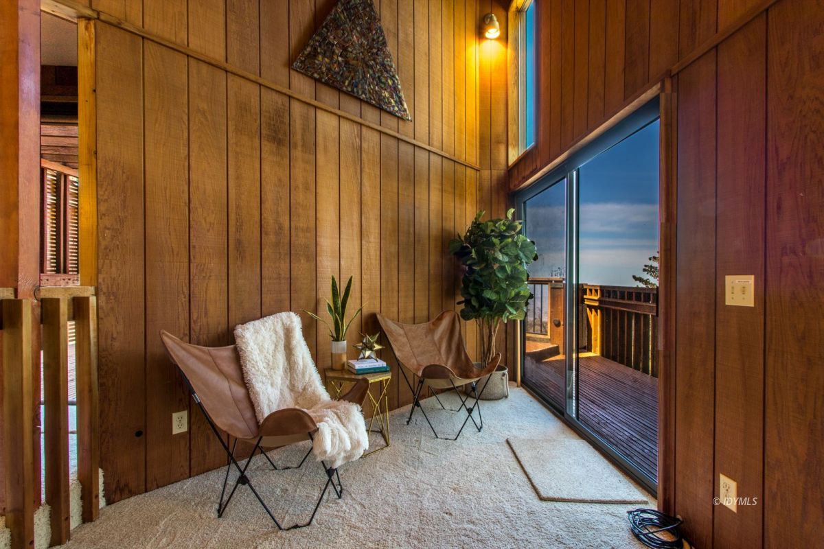 25281 Deer Path Road Pine Cove, CA 92549 - Photo 26 of 42 a view of balcony with furniture and potted plants