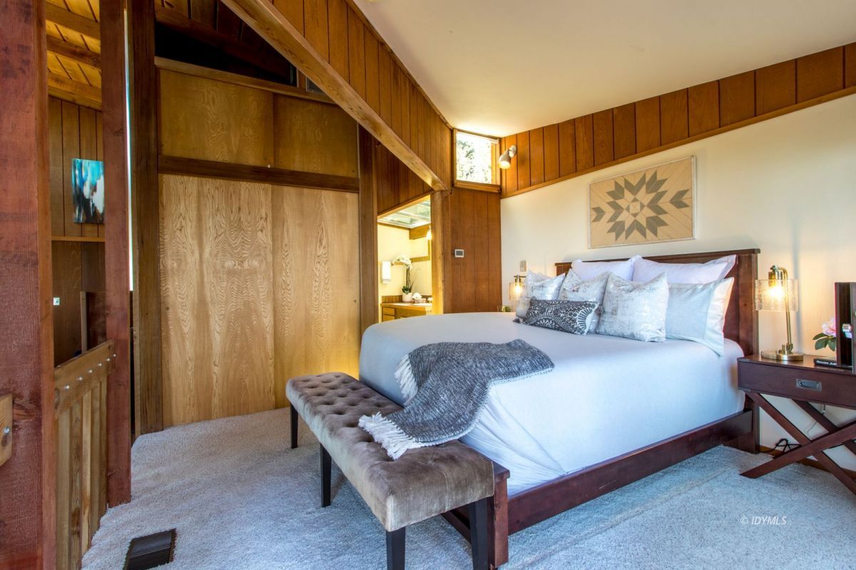 25281 Deer Path Road Pine Cove, CA 92549 - Photo 41 of 42 a bedroom with a bed and a chair