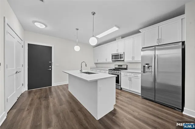 $3,450 | 313 Woodland Place, Unit 207, Leonia, NJ 07605