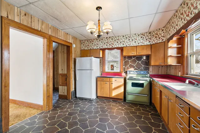 a kitchen that has a stove and a refrigerator