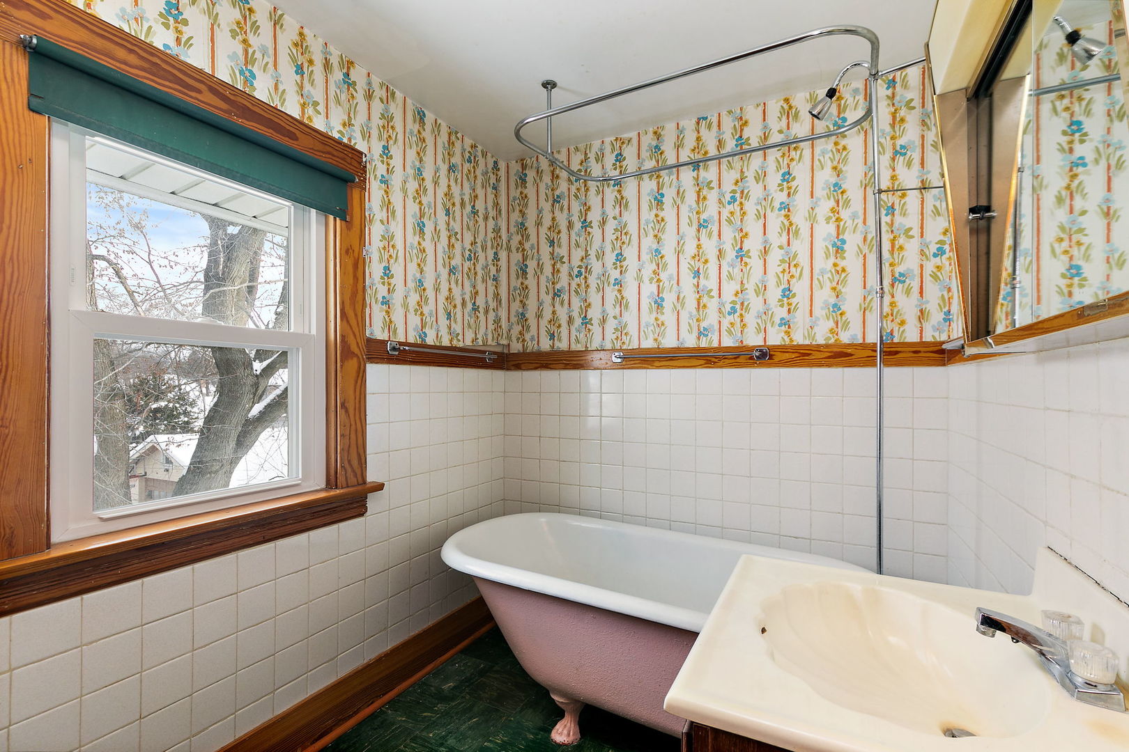 844 South 1st Street DeKalb, IL 60115 - Photo 14 of 26 a bathroom with a sink and a bathtub