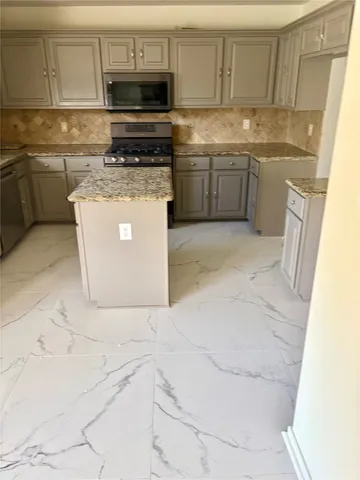 $2,750 | 611 Brazos Trace Drive, Richmond, TX 77469