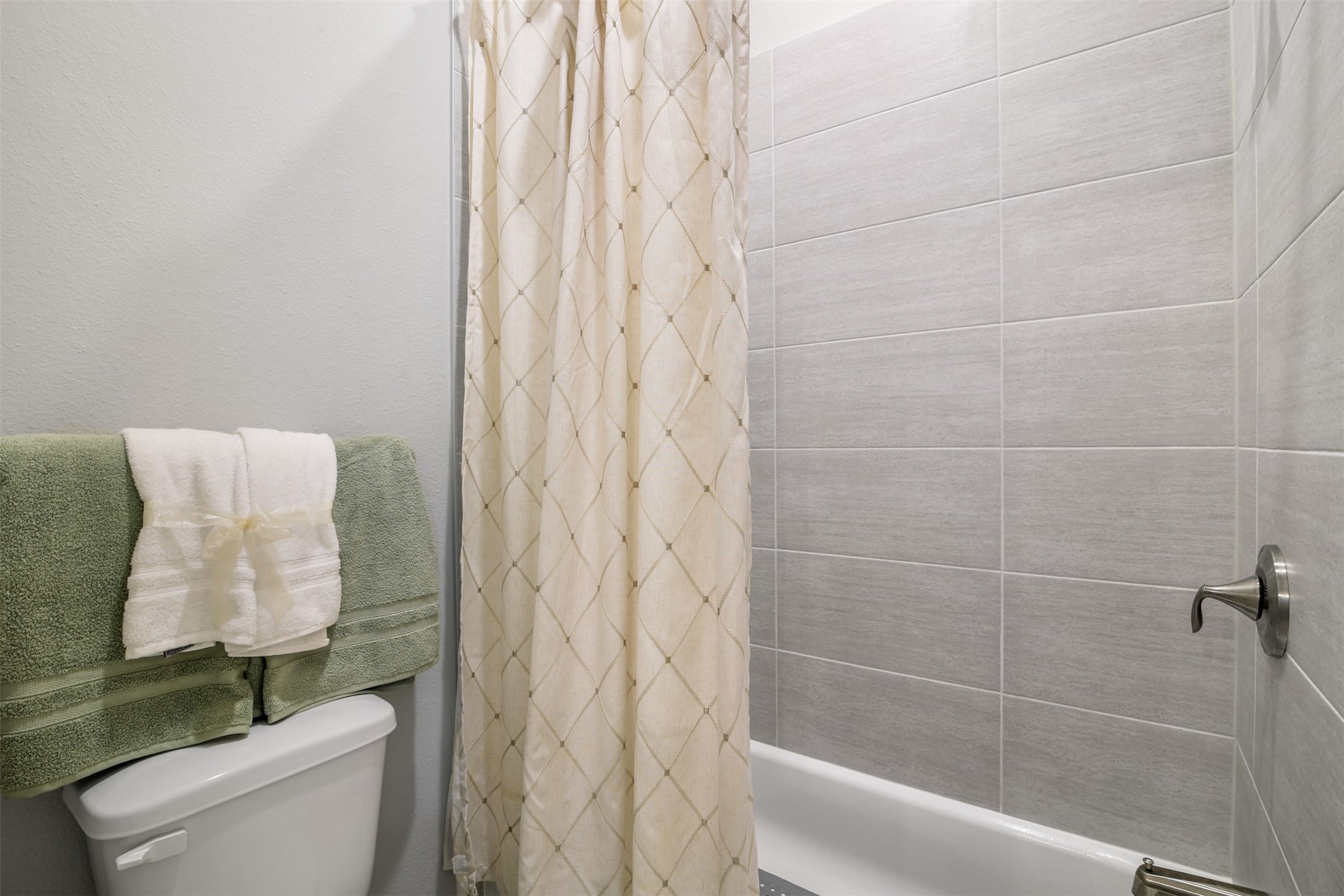 4219 Cross Cut Cleveland, TX 77328 - Photo 20 of 34 a bathroom with a toilet and shower