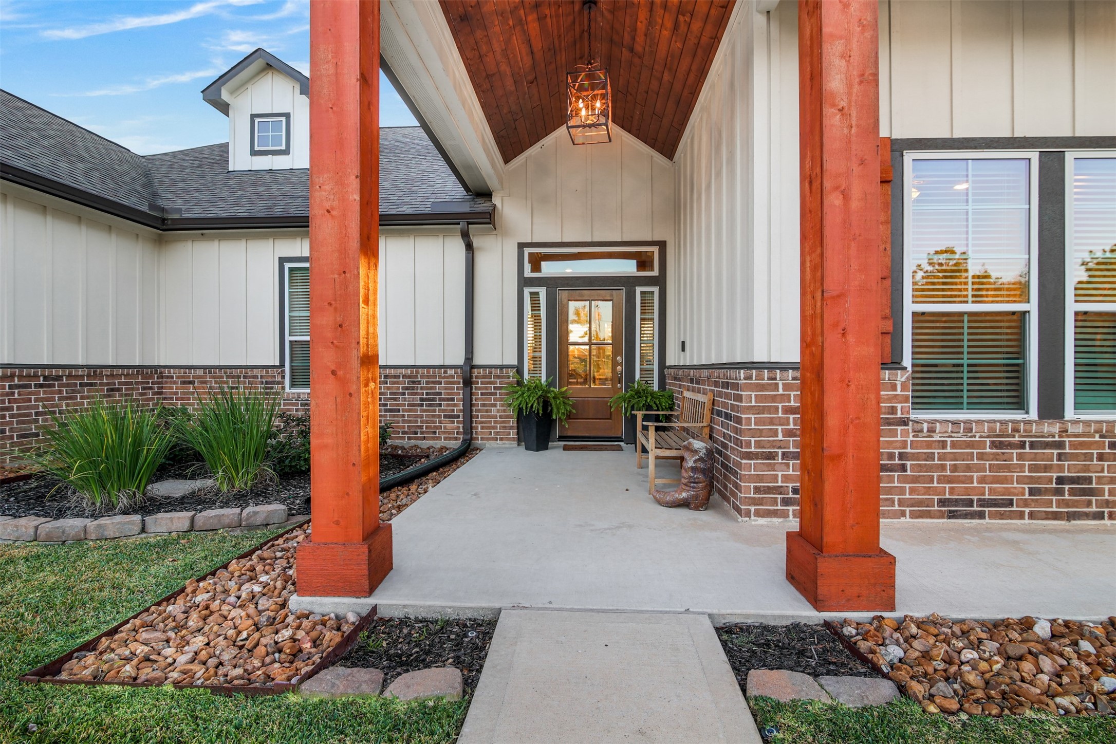 4219 Cross Cut Cleveland, TX 77328 - Photo 3 of 34 a front view of a house with garden