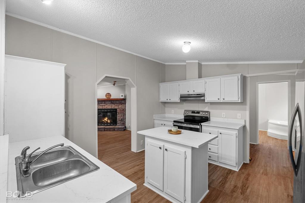 171 7 Pines Road Benton, LA 71006 - Photo 12 of 39 a kitchen with granite countertop a sink stove and cabinets