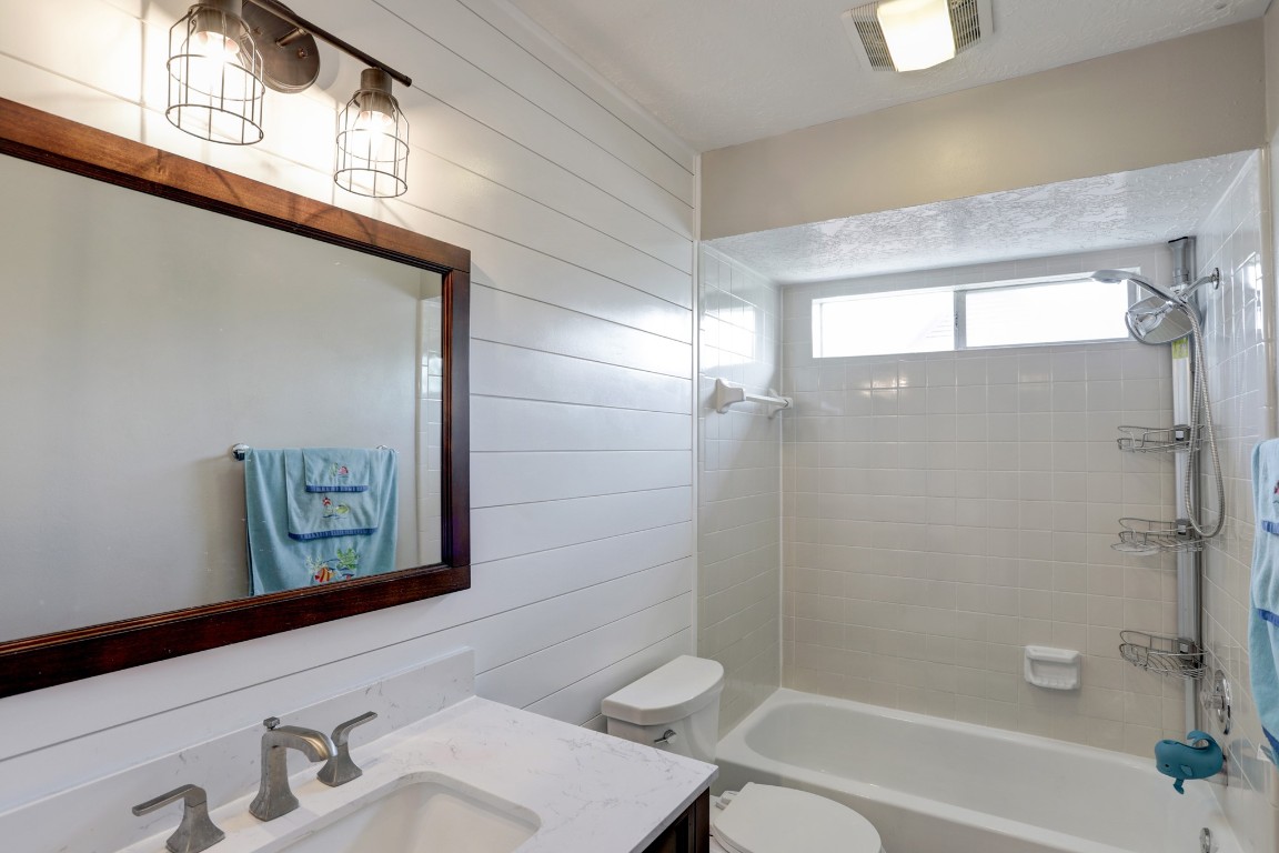 1611 Falcon Ridge Boulevard Friendswood, TX 77546 - Photo 6 of 11 This is the upstairs secondary full bathroom, has a tub/shower combo, nice vanity, mirror and lights!