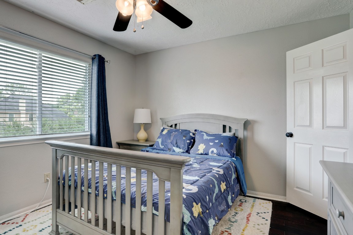 1611 Falcon Ridge Boulevard Friendswood, TX 77546 - Photo 7 of 11 Another secondary bedroom, located upstairs.