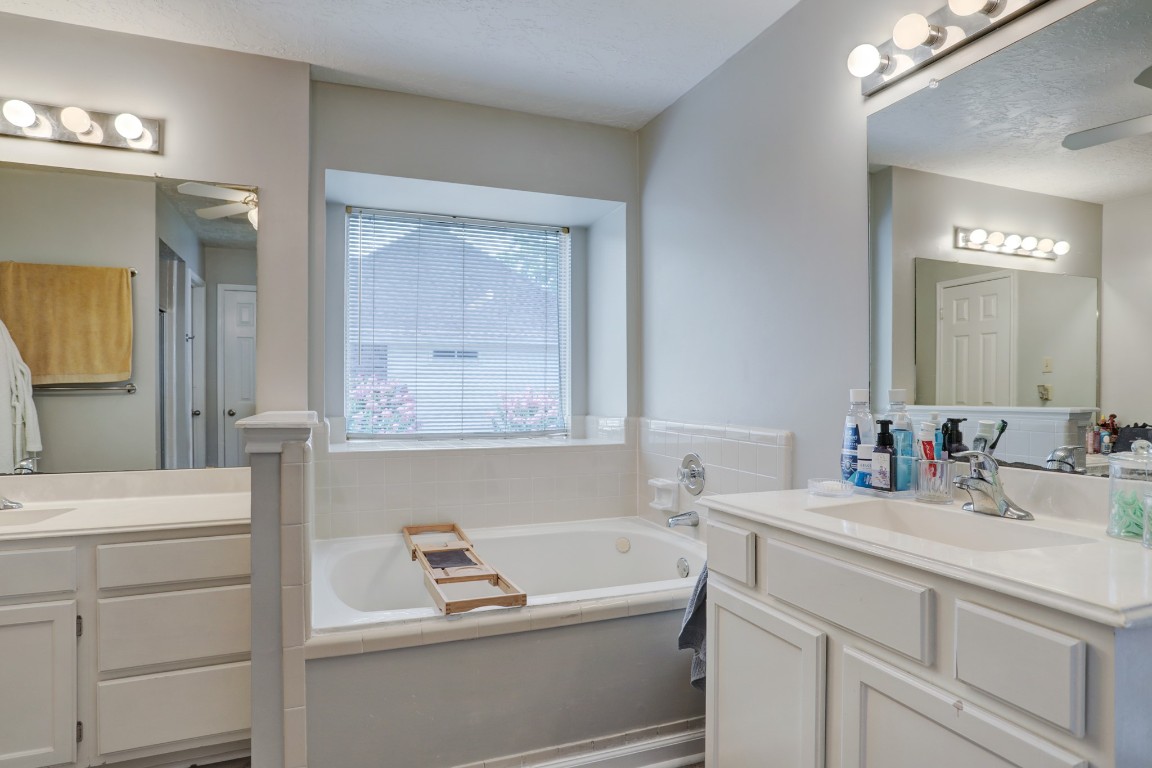 1611 Falcon Ridge Boulevard Friendswood, TX 77546 - Photo 10 of 11 The primary bathroom has a deep, jetted tub.