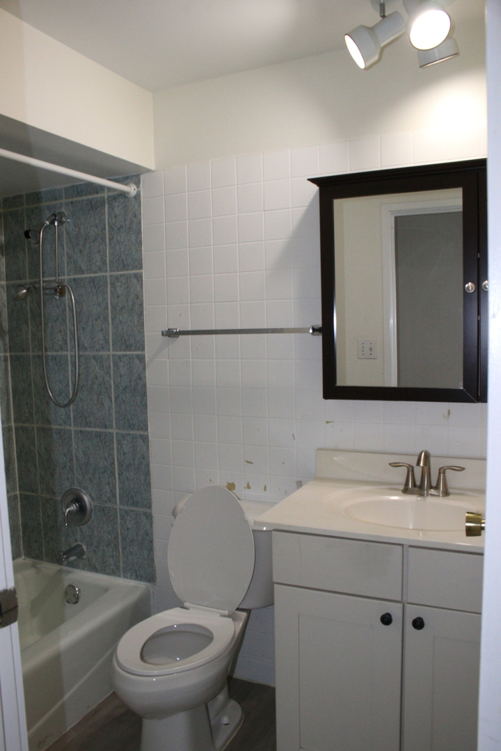 2 Timber Lane, Unit 17 Vernon Hills, IL 60061 - Photo 17 of 28 a bathroom with a toilet a sink a tub and mirror