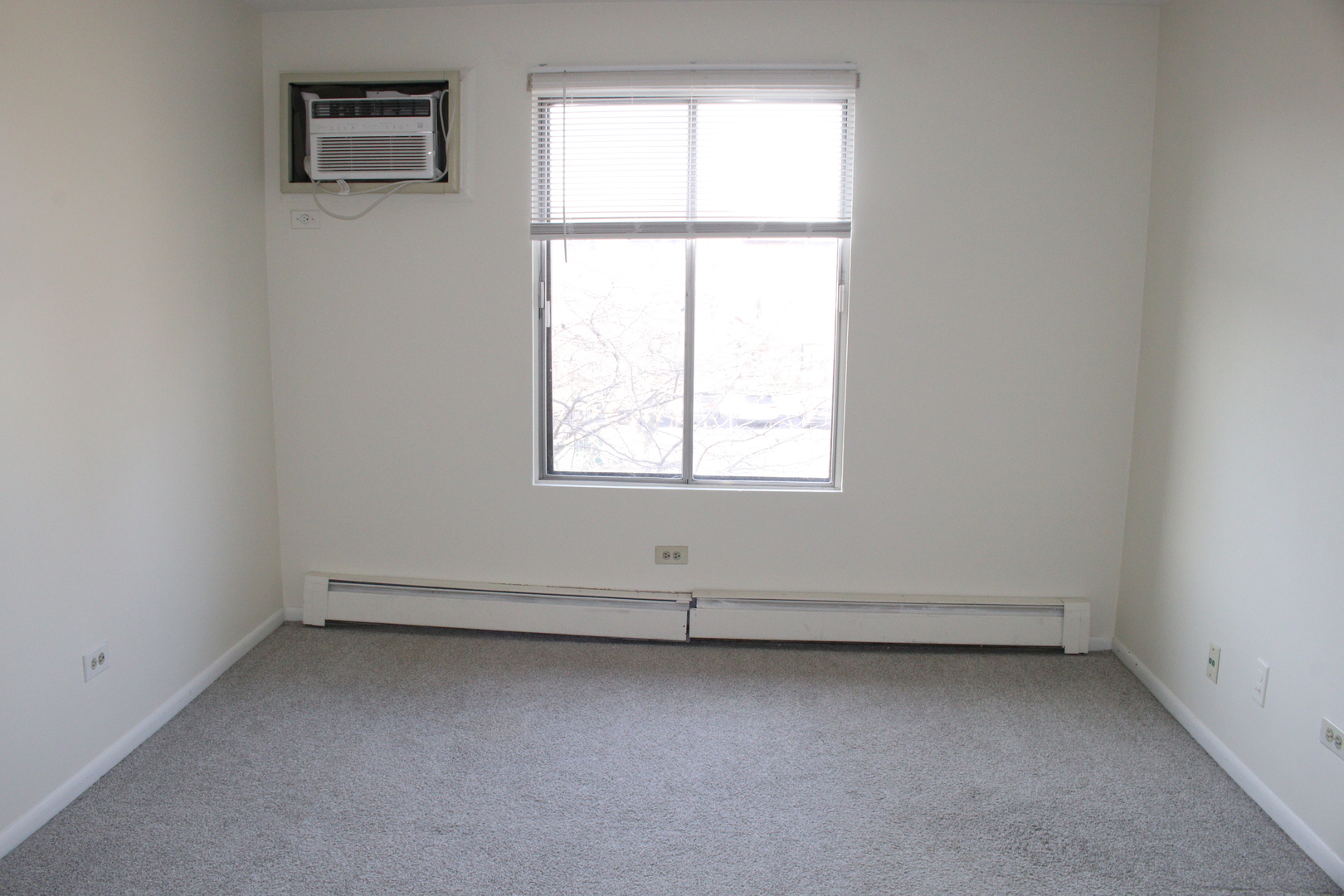2 Timber Lane, Unit 17 Vernon Hills, IL 60061 - Photo 7 of 28 an empty room with a window