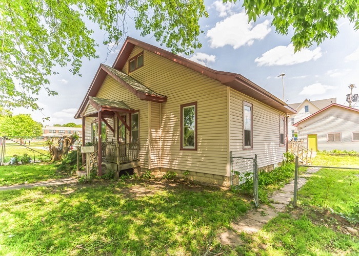 309 North 9th Street Rochelle, IL 61068 - Photo 3 of 23 a view of a house with backyard and garden