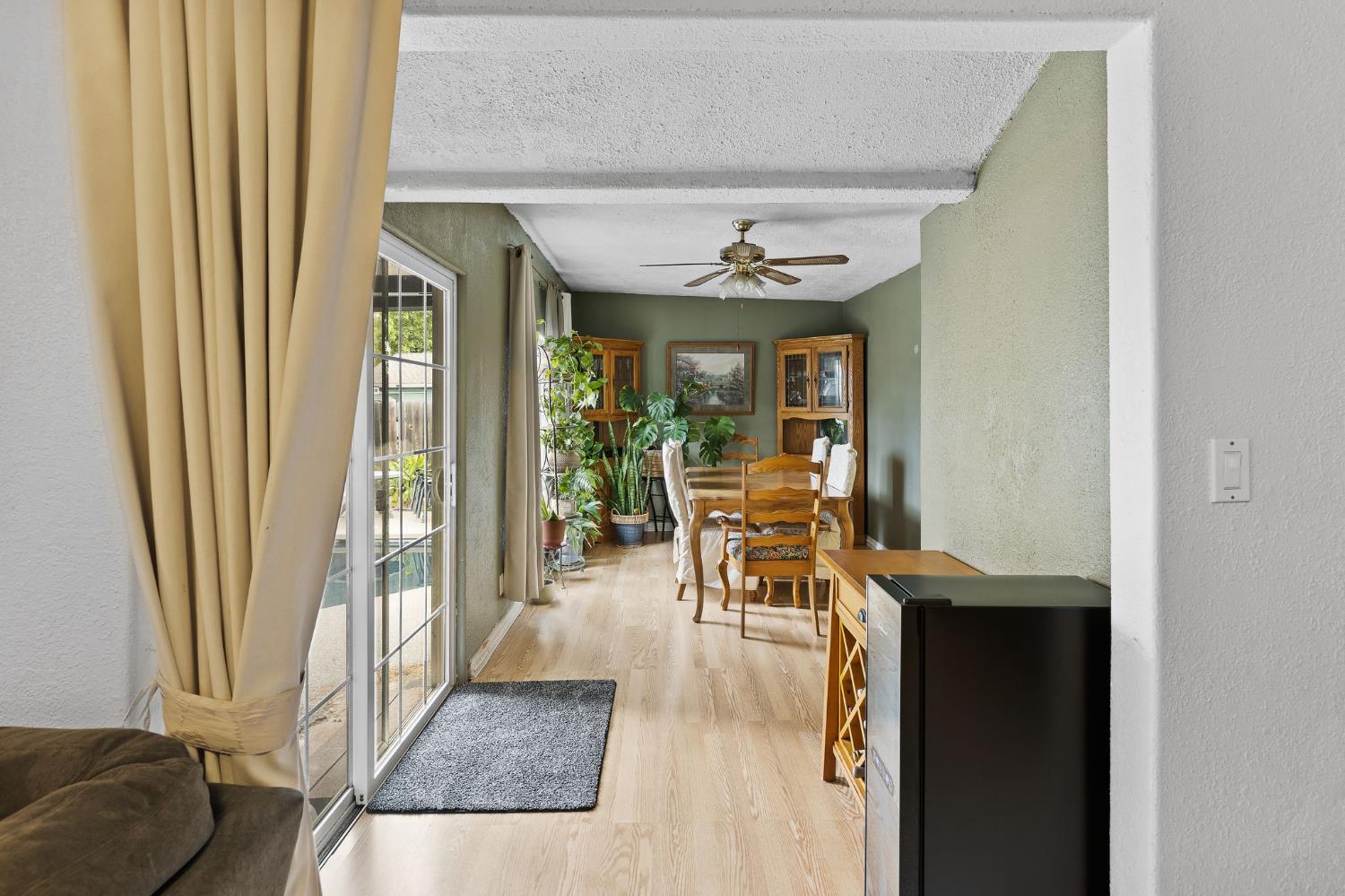 10825 Walnutwood Way Rancho Cordova, CA 95670 - Photo 12 of 34 a view of a livingroom with furniture and a window