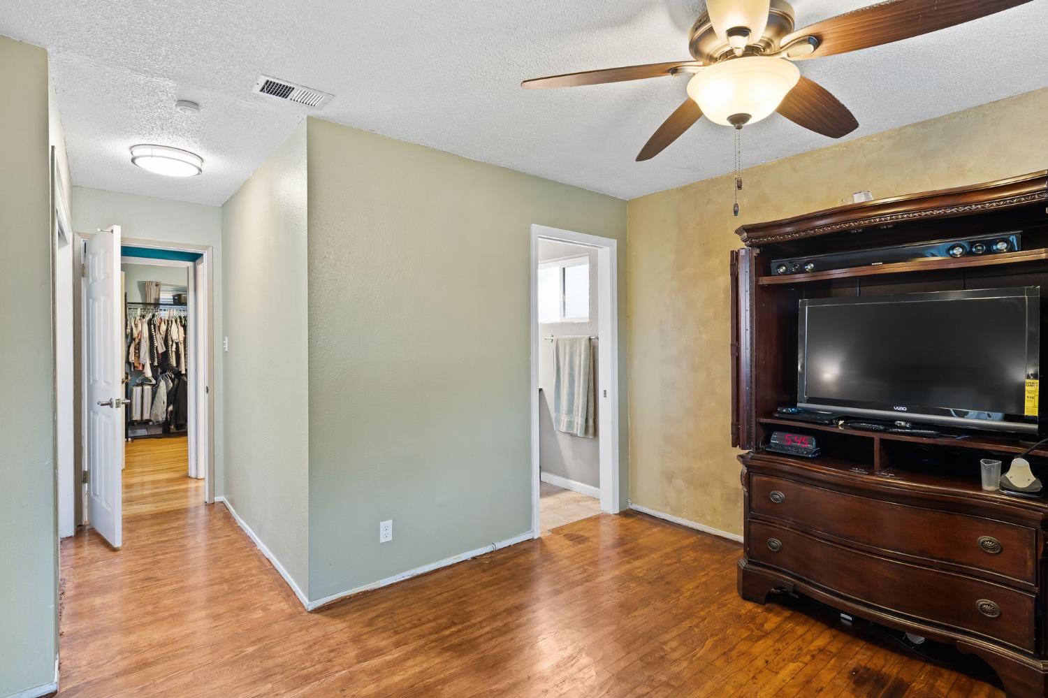 10825 Walnutwood Way Rancho Cordova, CA 95670 - Photo 20 of 34 a living room with furniture and flat screen tv