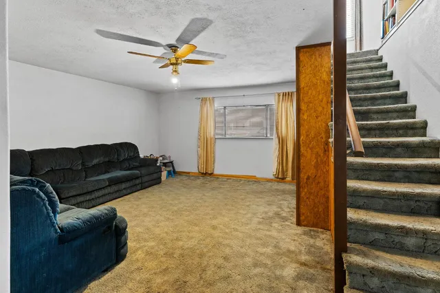 a view of livingroom with furniture and entryway