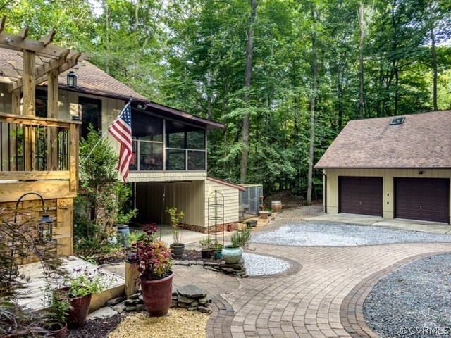 125 Rte 1601 Williamsburg, VA 23188 - Photo 4 of 46 a front view of a house with a porch