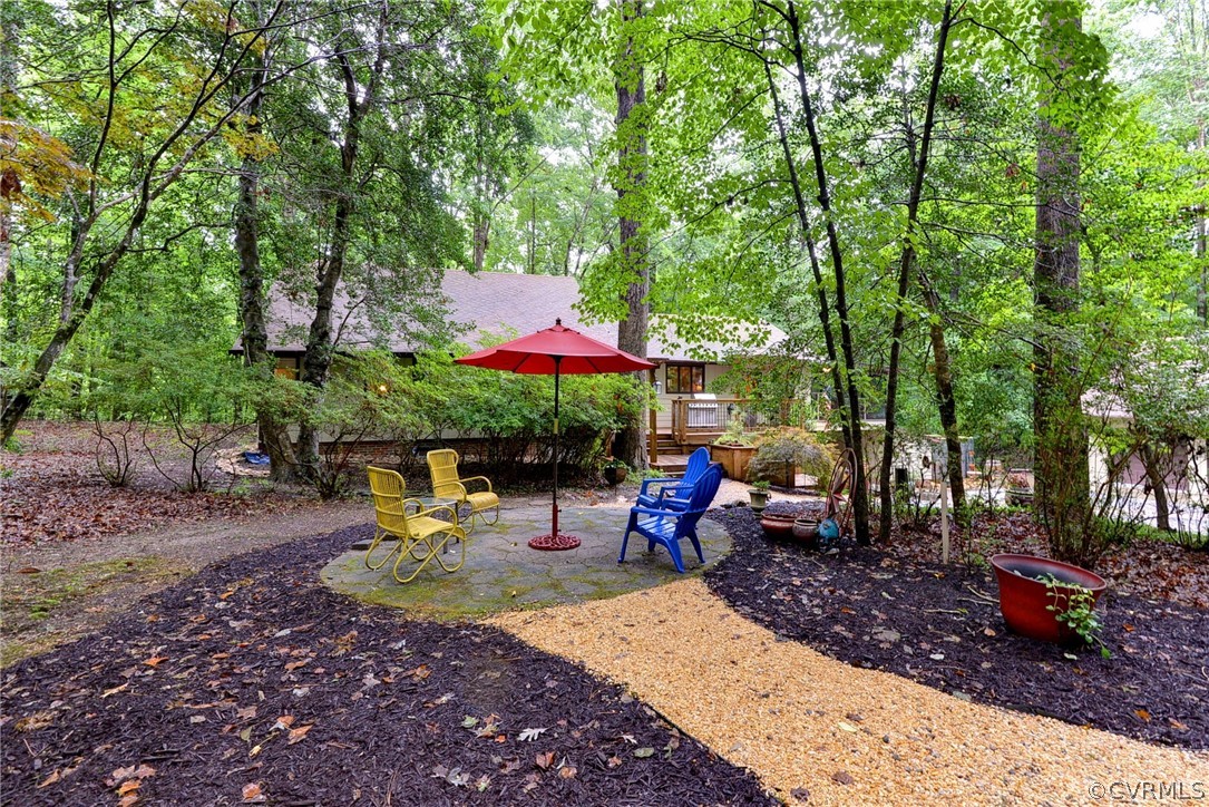 125 Rte 1601 Williamsburg, VA 23188 - Photo 7 of 46 a view of a sitting area with chairs and table