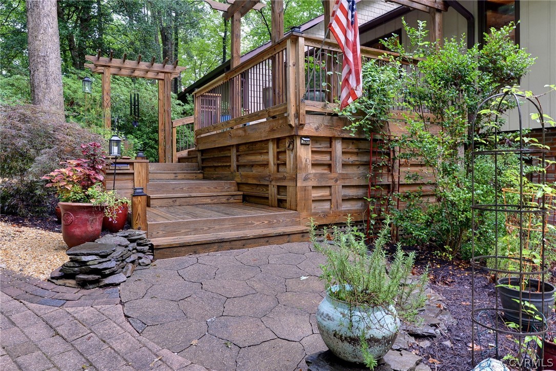 125 Rte 1601 Williamsburg, VA 23188 - Photo 10 of 46 a backyard of a house with wooden fence and plants