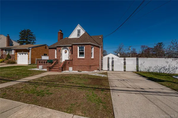 $799,000 | 70 Bristol Street, Lindenhurst, NY 11757