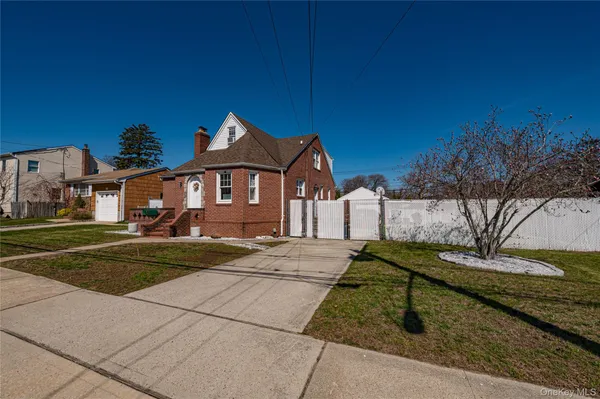 $799,000 | 70 Bristol Street, Lindenhurst, NY 11757