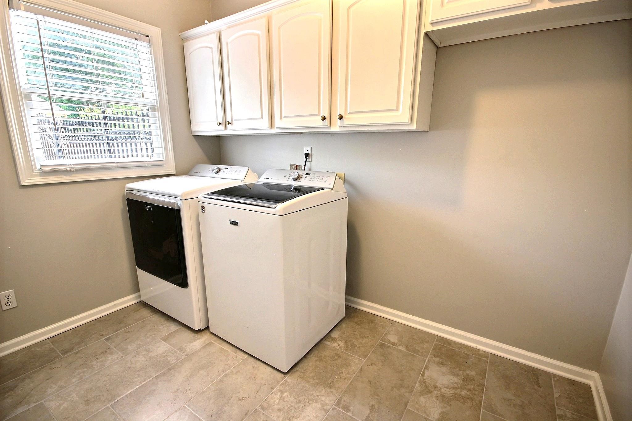 1050 Stanhope Road Collierville, TN 38017 - Photo 14 of 31 a utility room with dryer and washer