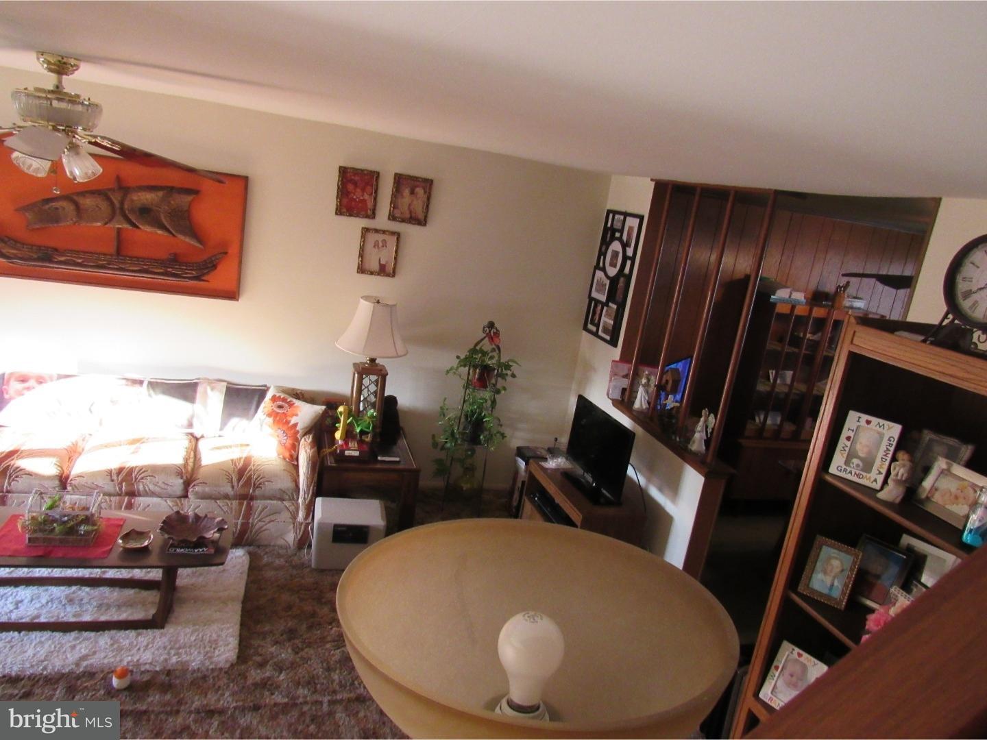 12179 Aster Road Philadelphia, PA 19154 - Photo 5 of 17 Living Room