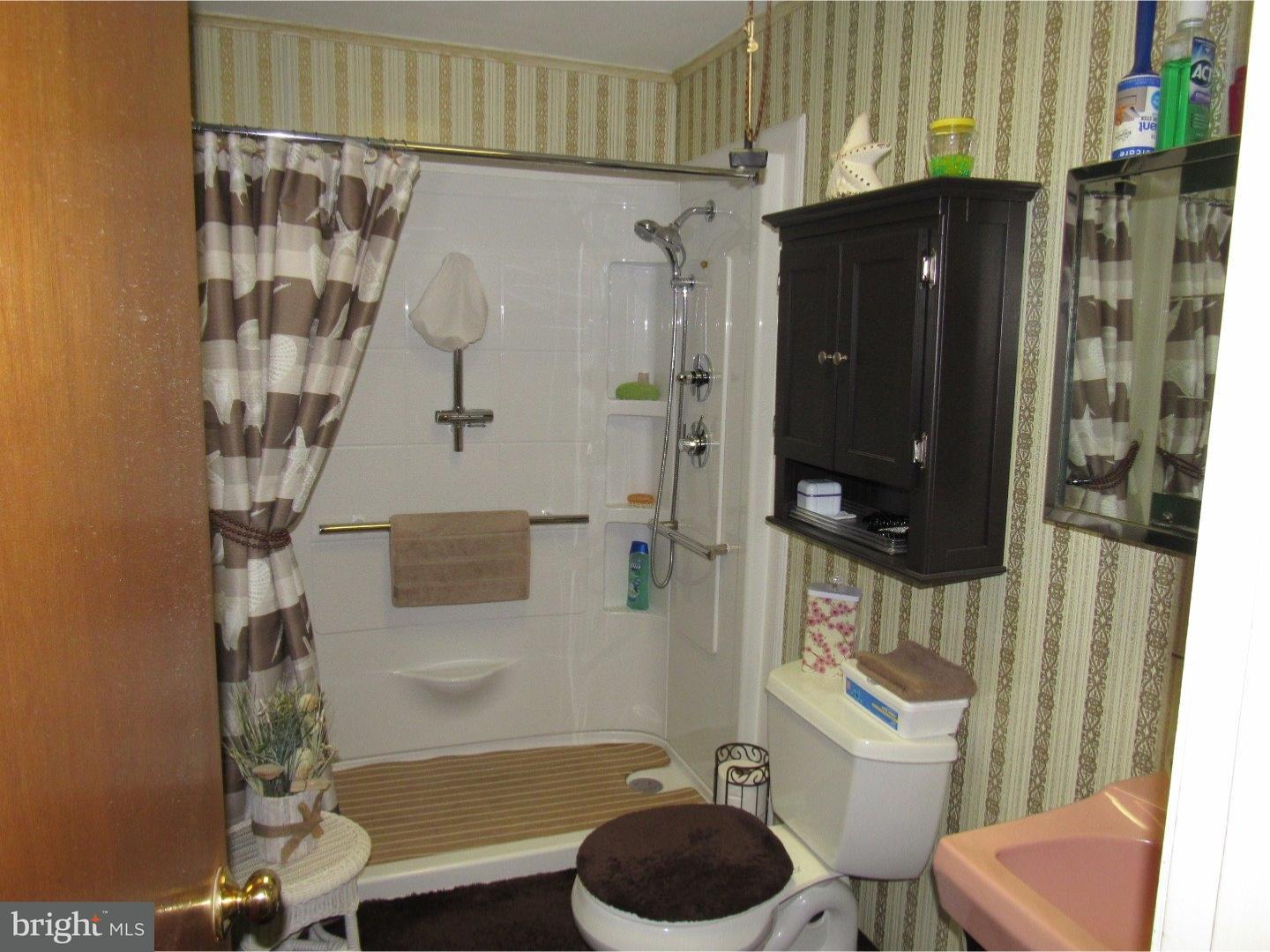 12179 Aster Road Philadelphia, PA 19154 - Photo 6 of 17 Bathroom
