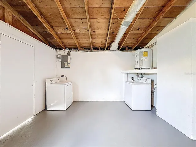 a view of utility room