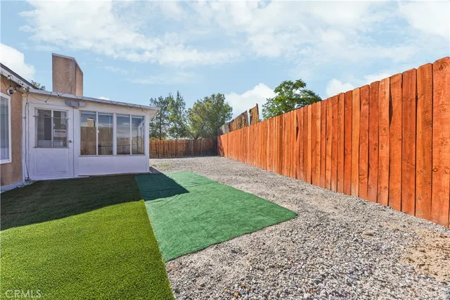 a view of a house with backyard and garden