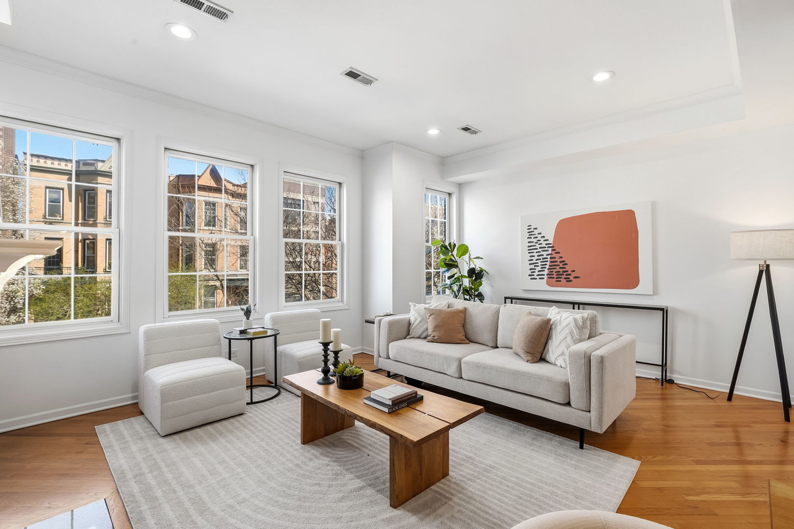 909 West Roscoe Street, Unit 2 Chicago, IL 60657 - Photo 4 of 22 a living room with furniture and a couch