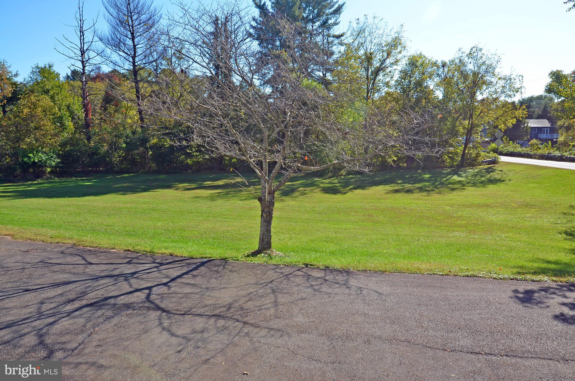 8112 Rugby Road Manassas, VA 20111 - Photo 7 of 38 Greenspace & mature trees
