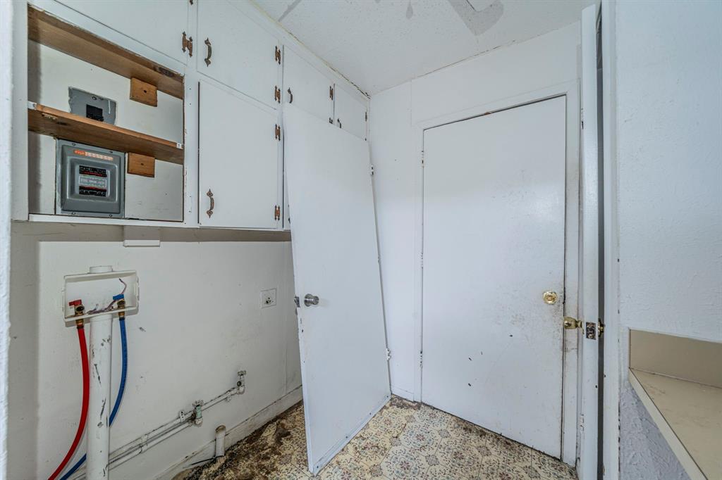 3816 Springbranch Drive Benbrook, TX 76116 - Photo 22 of 27 a view of walk in closet