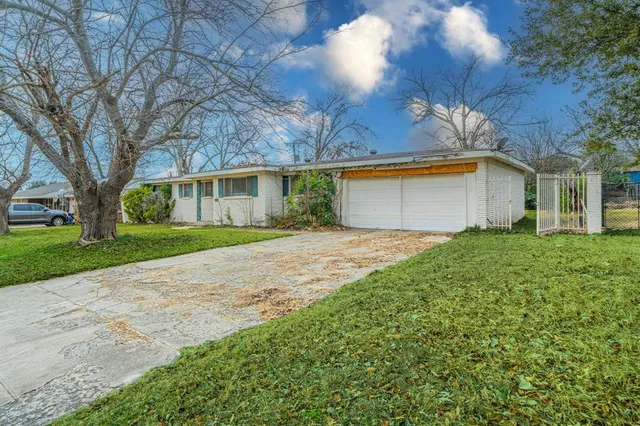 $189,000 | 3816 Springbranch Drive, Benbrook, TX 76116