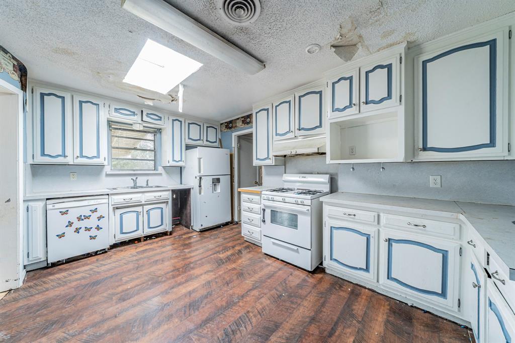 3816 Springbranch Drive Benbrook, TX 76116 - Photo 9 of 27 a kitchen with stainless steel appliances granite countertop a stove and cabinets