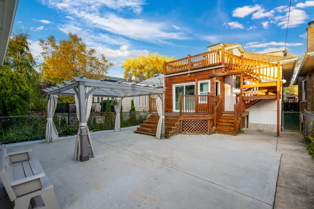 a view of a house with backyard and porch