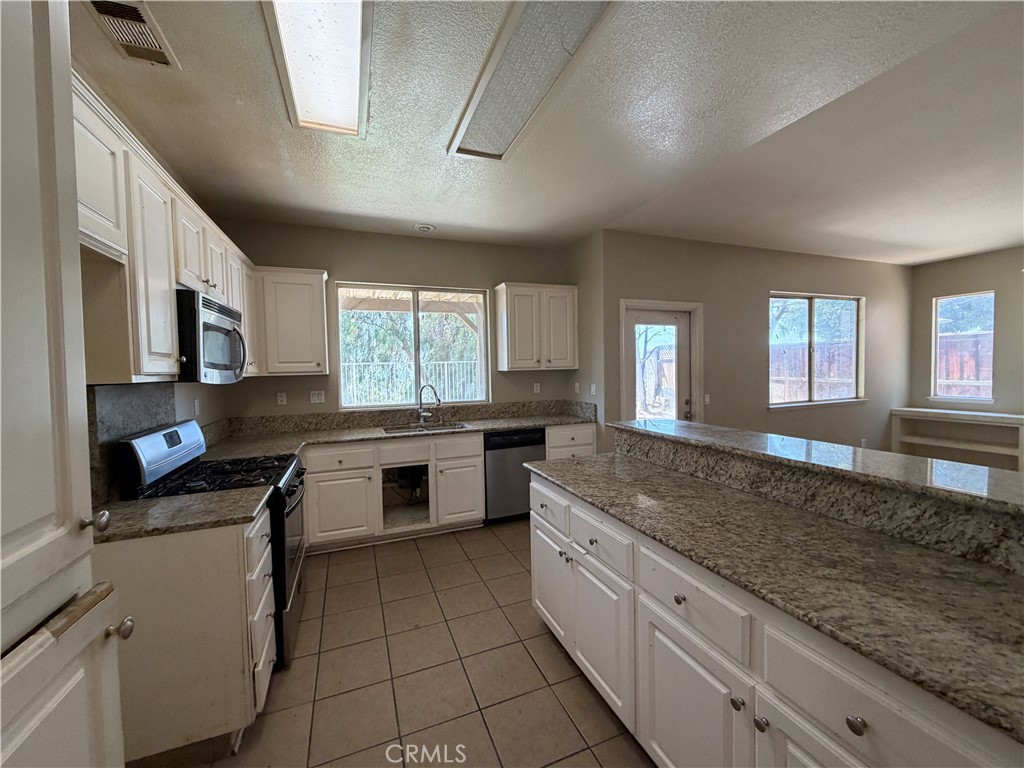 16183 Blue Haven Court Riverside, CA 92503 - Photo 9 of 61