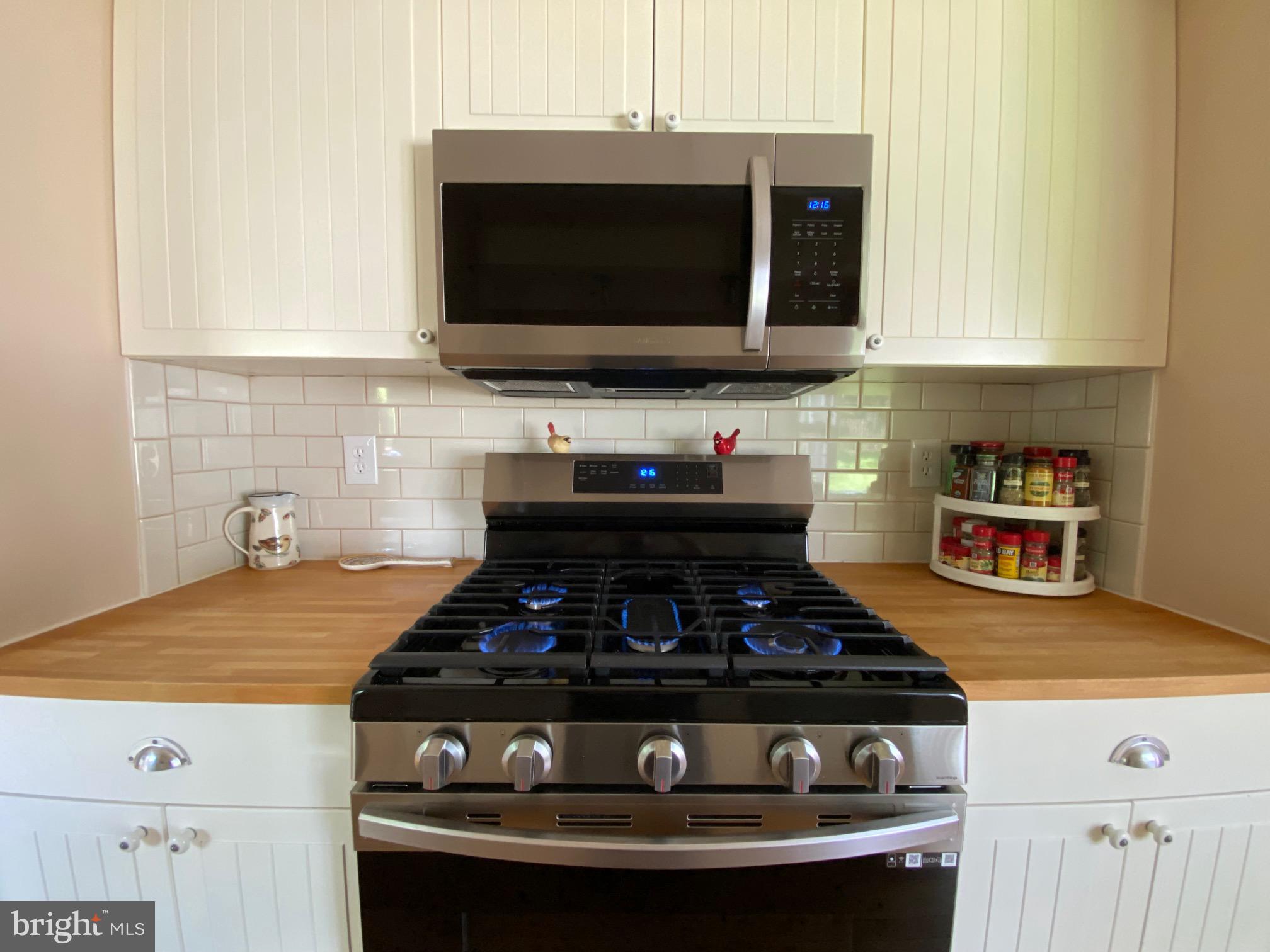 15918 Jerald Road Laurel, MD 20707 - Photo 7 of 40 a stove top oven sitting inside of a kitchen