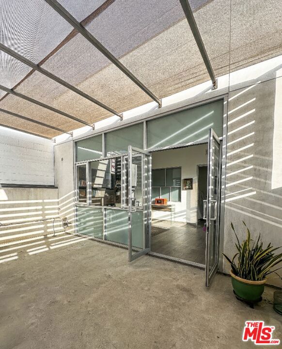 13110 West Washington Boulevard Los Angeles, CA 90066 - Photo 5 of 7 a view of outdoor space and porch