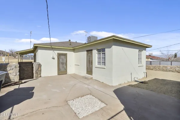 a view of a house with a backyard