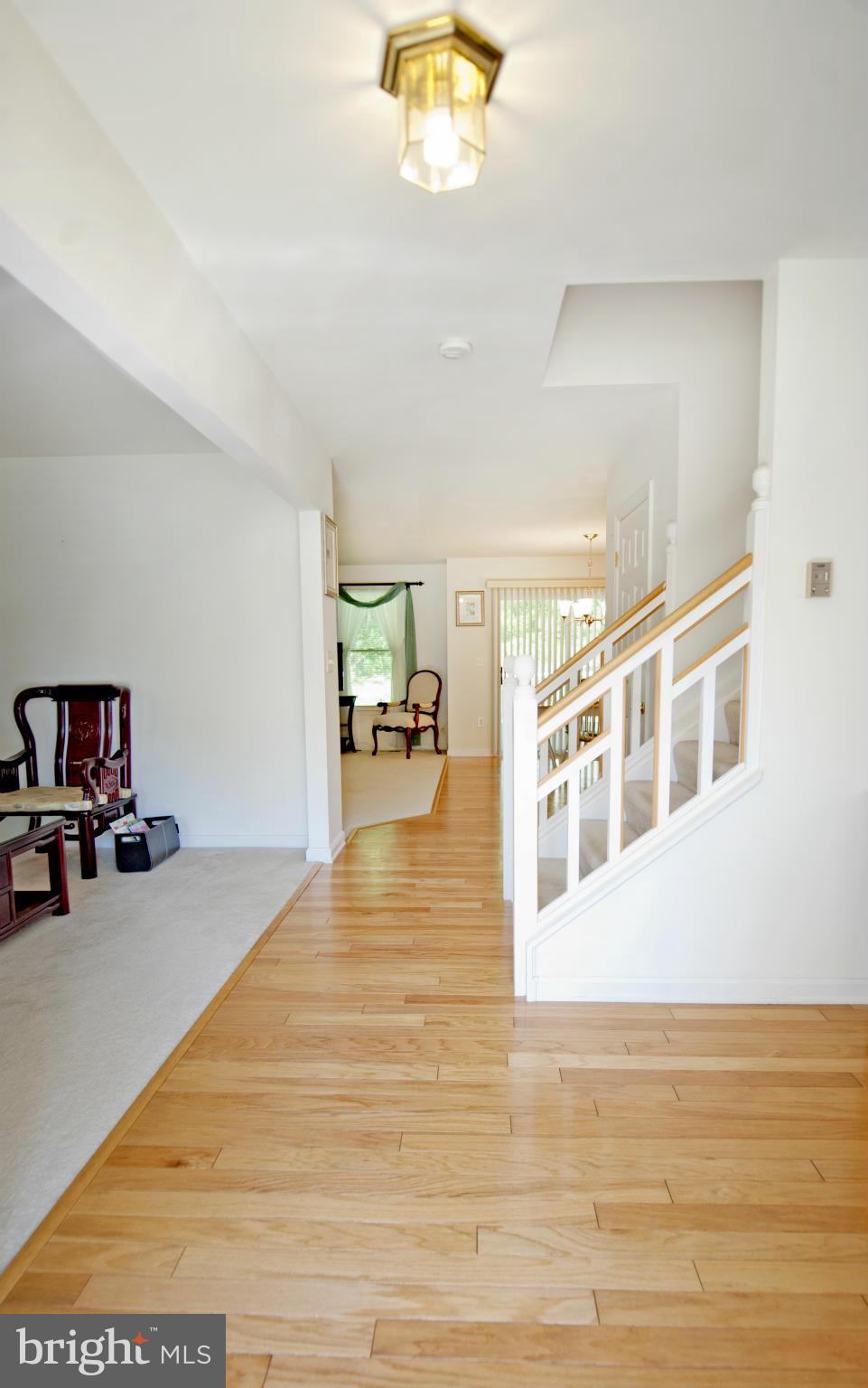 Open Foyer w/hardwood flooring
