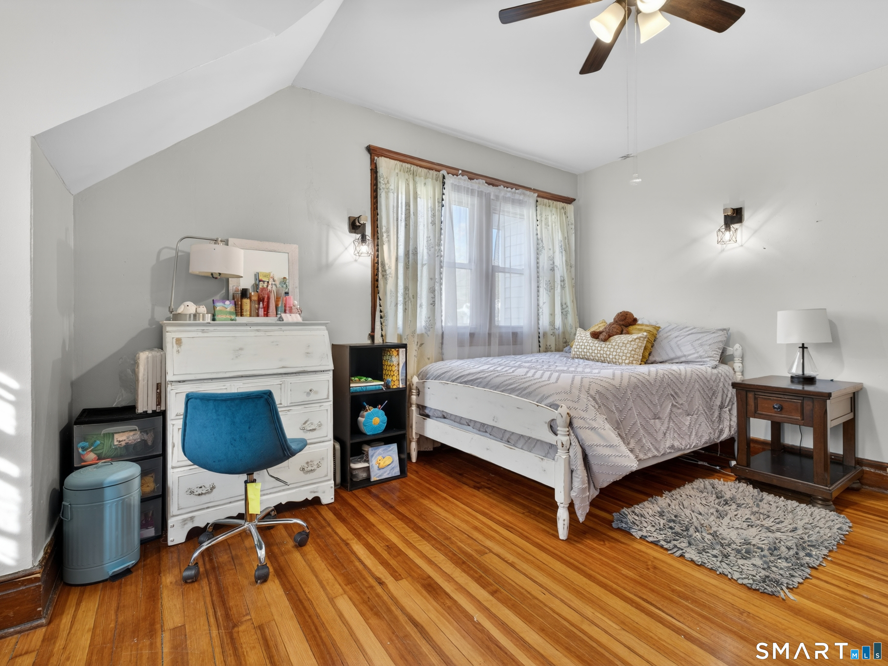 115 West Thames Street Norwich, CT 06360 - Photo 35 of 40 a bedroom with a bed a table and chair