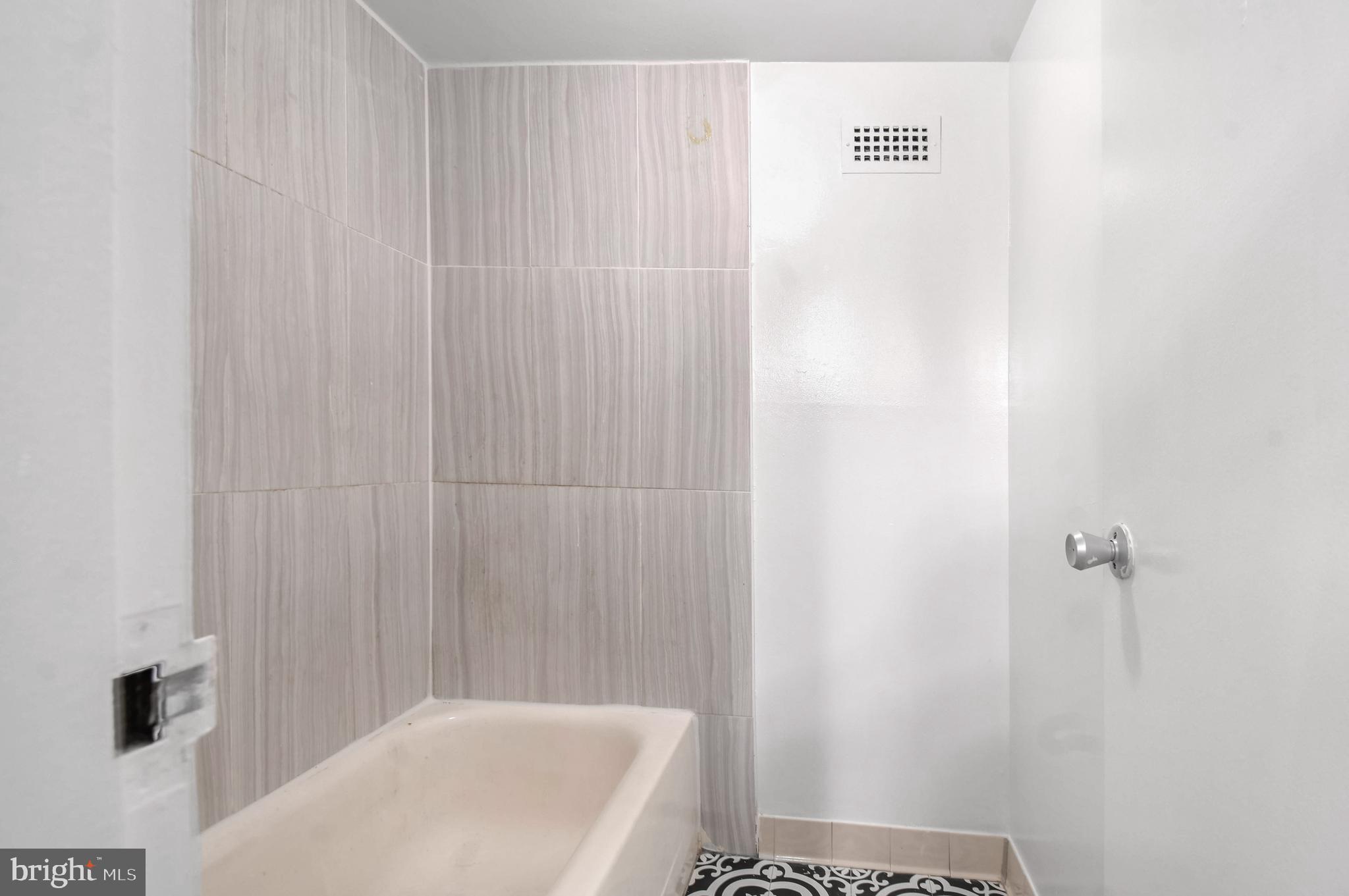 1836 Metzerott Road, Unit 925 Hyattsville, MD 20783 - Photo 15 of 33 a bathroom with a shower and a tub